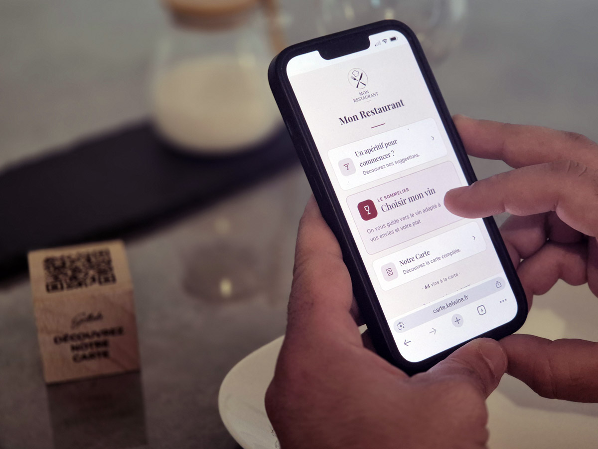 Sommelier digital kelWINE sur smartphone à table