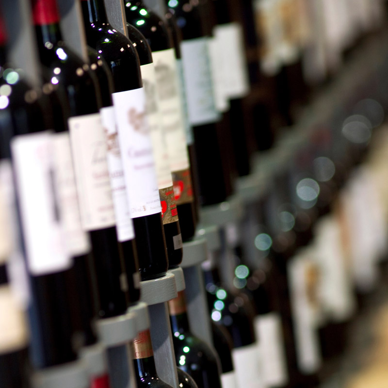 Client caviste choisissant son vin avec kelWINE