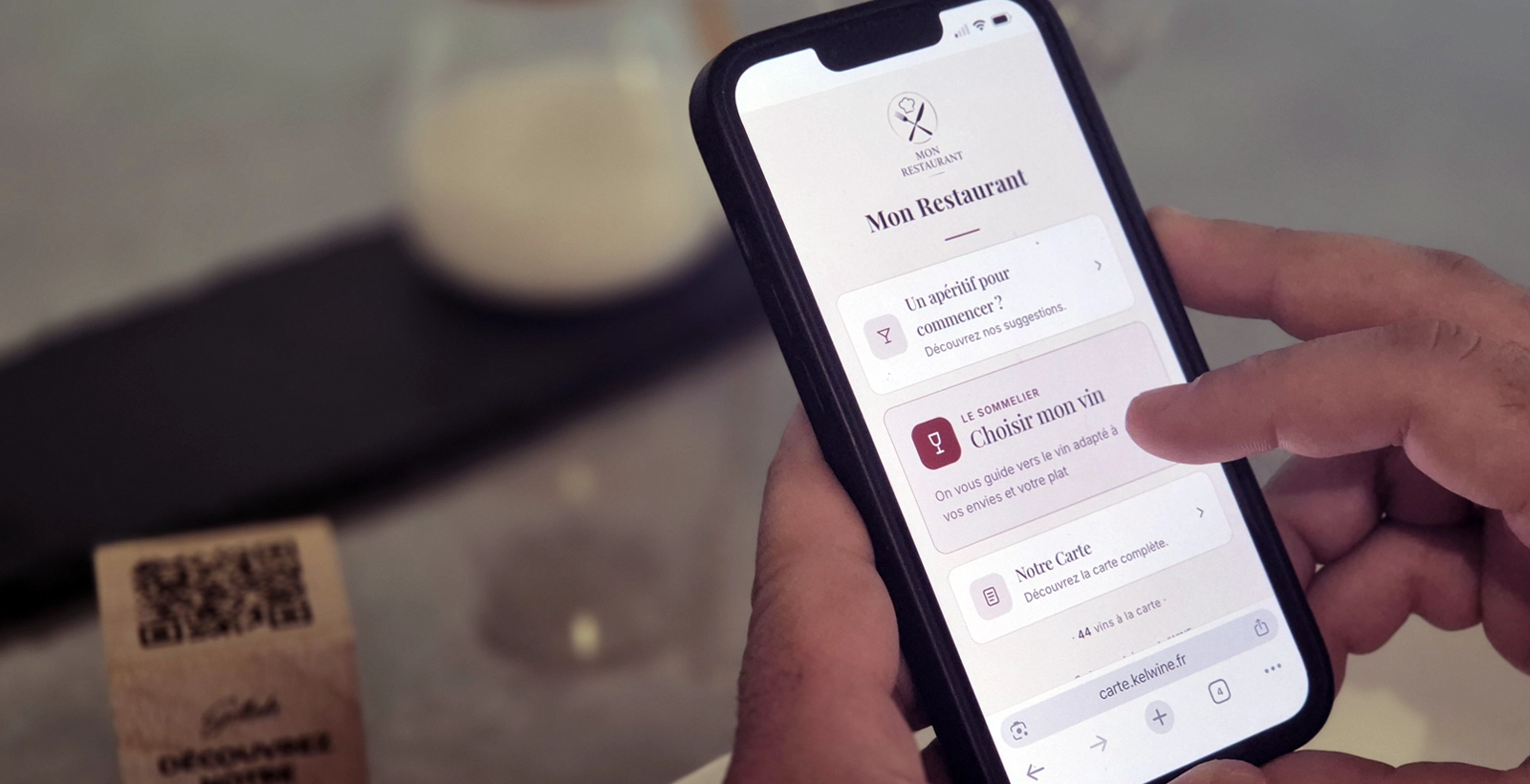 Client choisissant son vin avec le sommelier digital kelWINE
